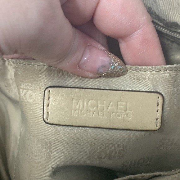 Michael Michale Kors jet set tote in Brown/buff with gold hardware. - Picture 8 of 11